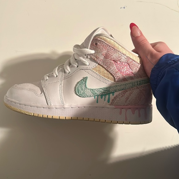 Air jordan 1 mid SE GS ‘ice cream’ size 5.5 Y (fits woman size 7) - Picture 1 of 2